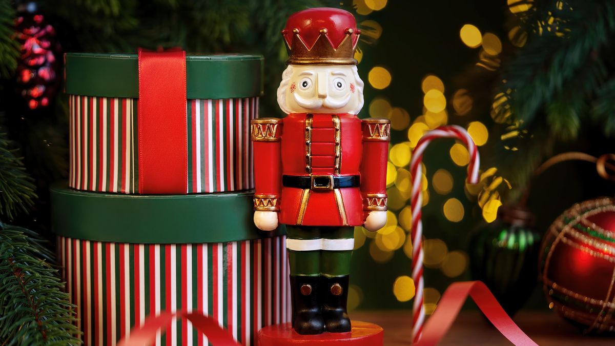 Louskáček je postavičkou, která má na Vánoce symbolicky strážit interiér